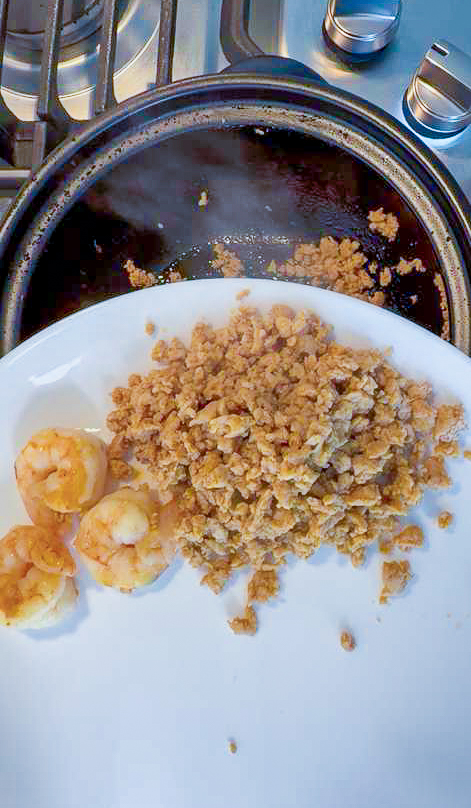 rest the shrimps and chicken for noodles topping on a plate